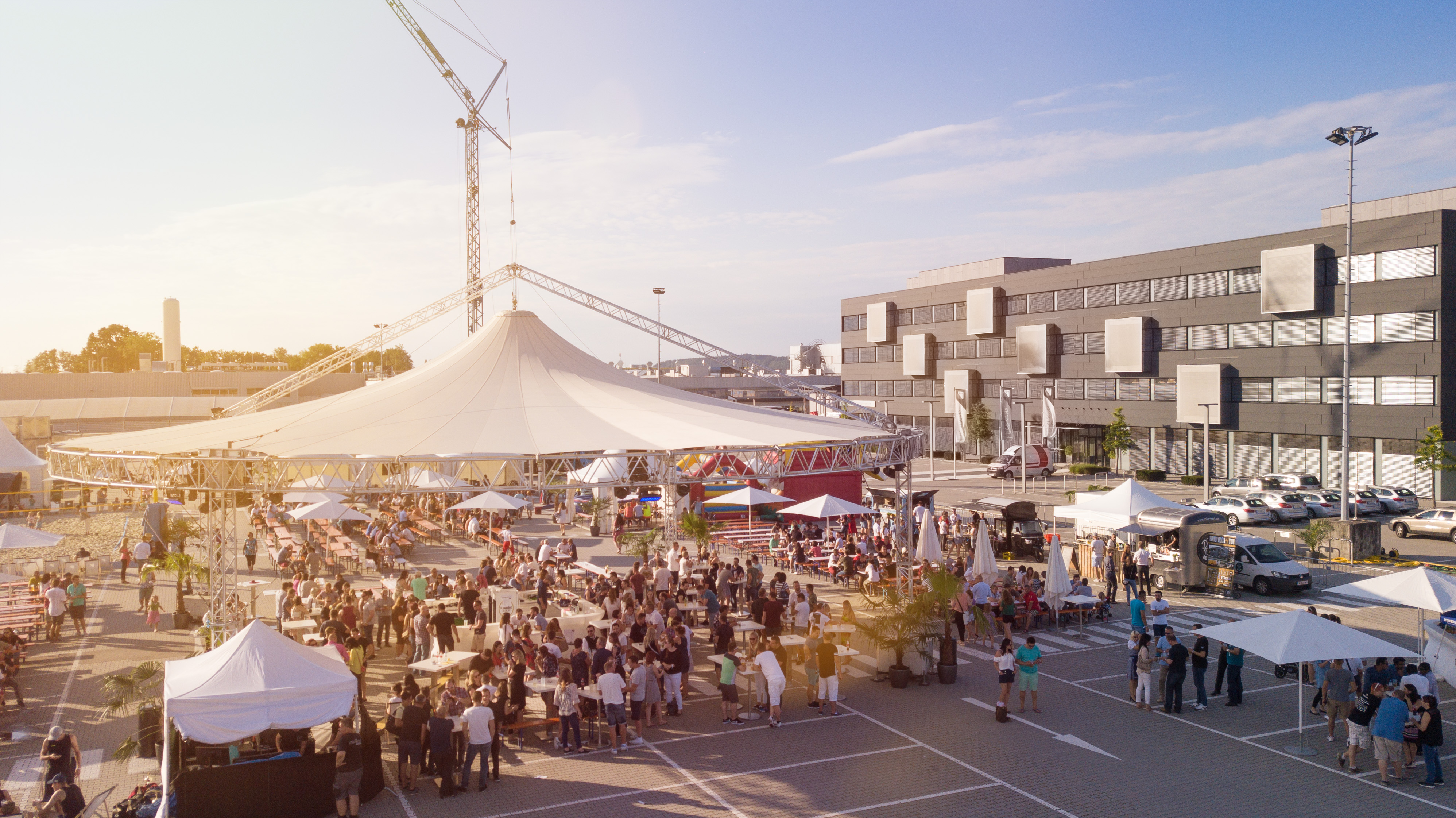 Rund 3.500 Mitarbeiterinnen und Mitarbeiter mit ihren Familien feierten ein großes Sommerfest am Firmengelände in St. Martin im Innkreis. 